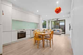 5E Beach Road, Te Atatu Peninsula