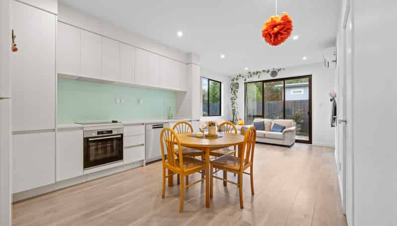 5E Beach Road, Te Atatu Peninsula