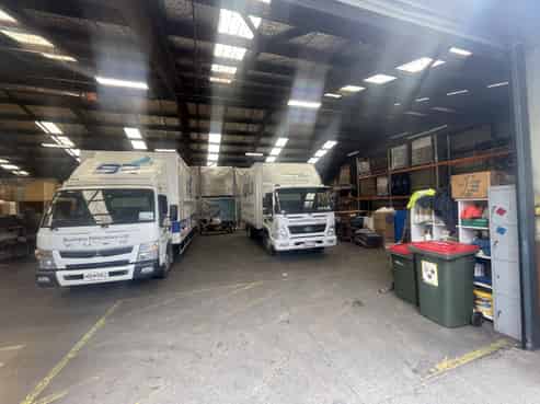 994sqm of warehouse + 200sqm of yard!