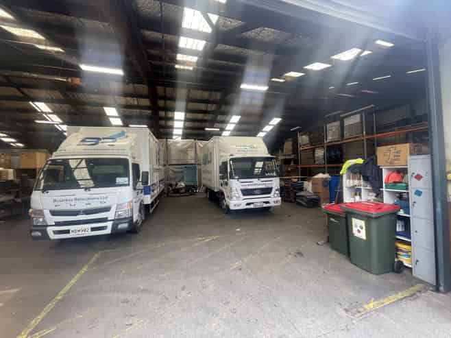 994sqm of warehouse + 200sqm of yard!