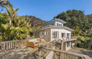 74 Rayner Road, Piha