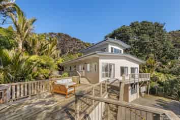 74 Rayner Road, Piha