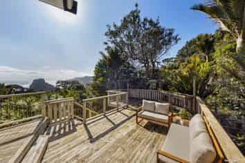 74 Rayner Road, Piha