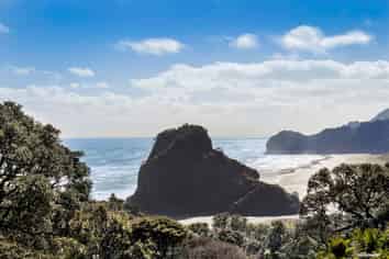 74 Rayner Road, Piha
