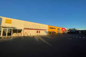 Perfectly Located Lunn Ave Retail