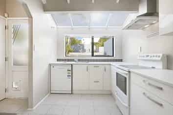 8/24 Beswick Place, Birkdale