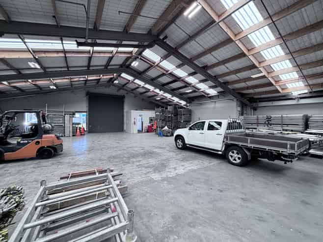 Warehouse, Yard, Office & Parking!