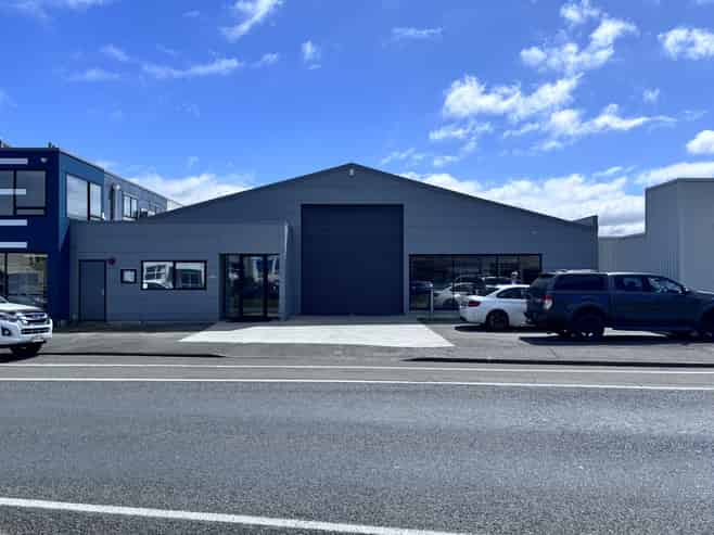 Warehouse, Yard, Office & Parking!