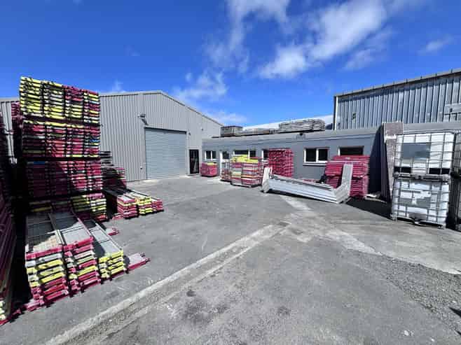 Warehouse, Yard, Office & Parking!
