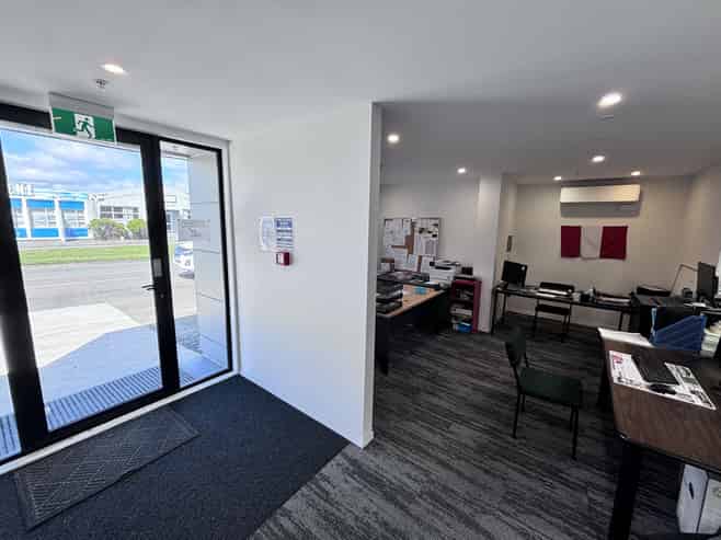 Warehouse, Yard, Office & Parking!