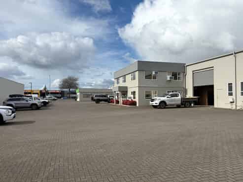 Tidy office and workshop with carparking
