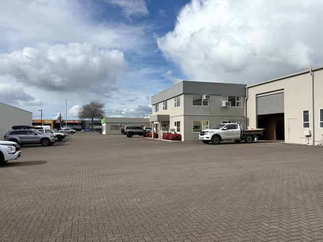 Tidy office and workshop with carparking