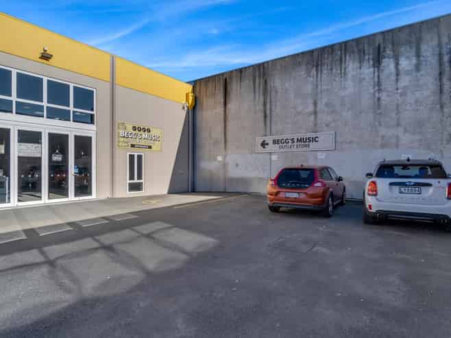 Warehouse/showroom on prime corner site