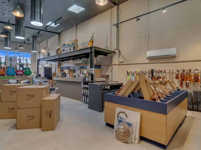 Warehouse/showroom on prime corner site