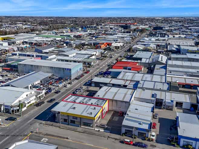 Warehouse/showroom on prime corner site