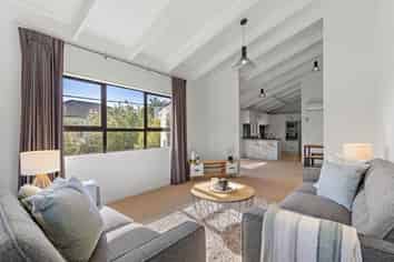 2/660 Beach Road, Browns Bay