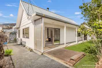 2/12 Arapiki Road, Stoke