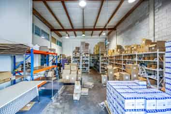 NORTHCOTE INDUSTRIAL UNIT WITH EXCEPTIONAL PAR...