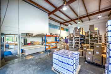 NORTHCOTE INDUSTRIAL UNIT WITH EXCEPTIONAL PAR...