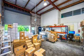NORTHCOTE INDUSTRIAL UNIT WITH EXCEPTIONAL PAR...