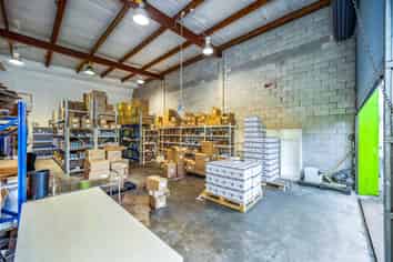 NORTHCOTE INDUSTRIAL UNIT WITH EXCEPTIONAL PAR...