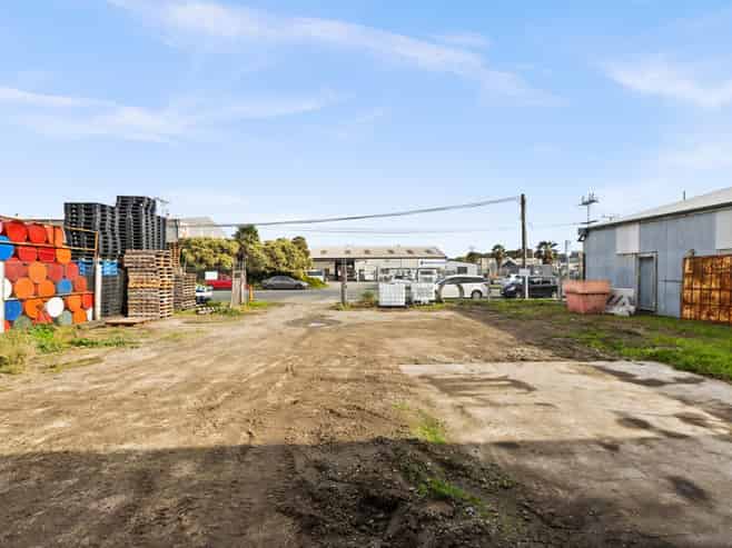 Well-located fully fenced yard and storage