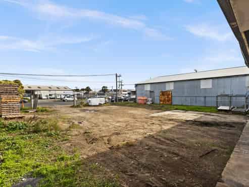 Well-located fully fenced yard and storage
