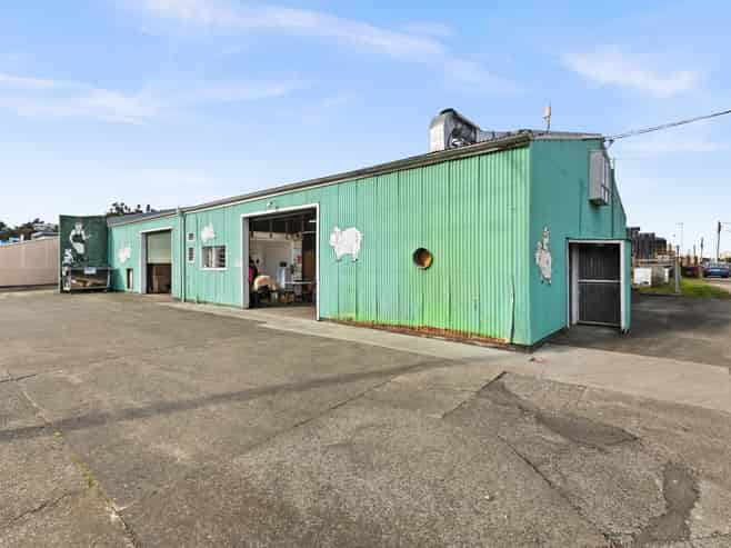 Industrial yard and warehouse - available now