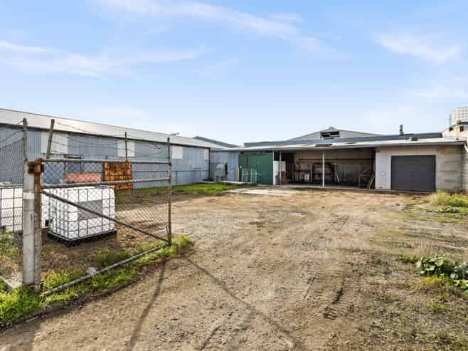 Industrial yard and warehouse - available now