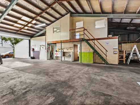 Versatile workshop in Pandora