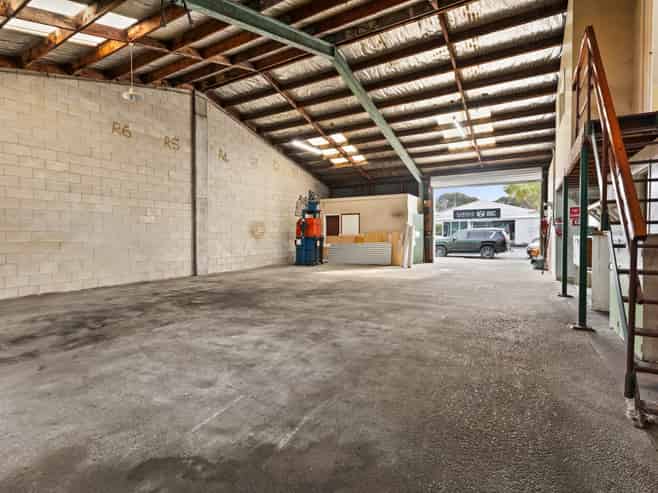 Versatile workshop in Pandora