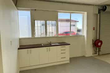 AFFORDABLE! Industrial in Te Atatu South – 224m2