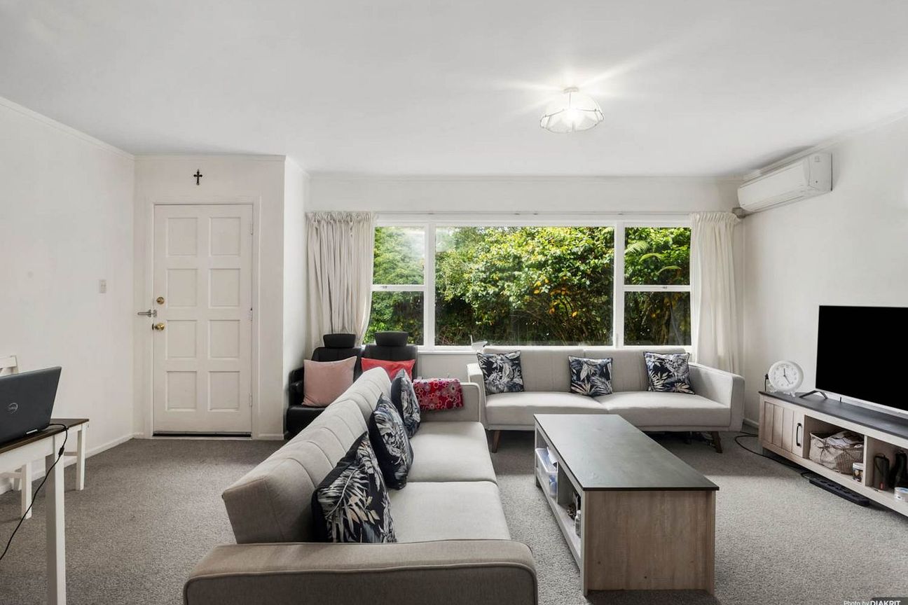 Charming Epsom 2BR Unit w/ Deck & Parking! - Fler
