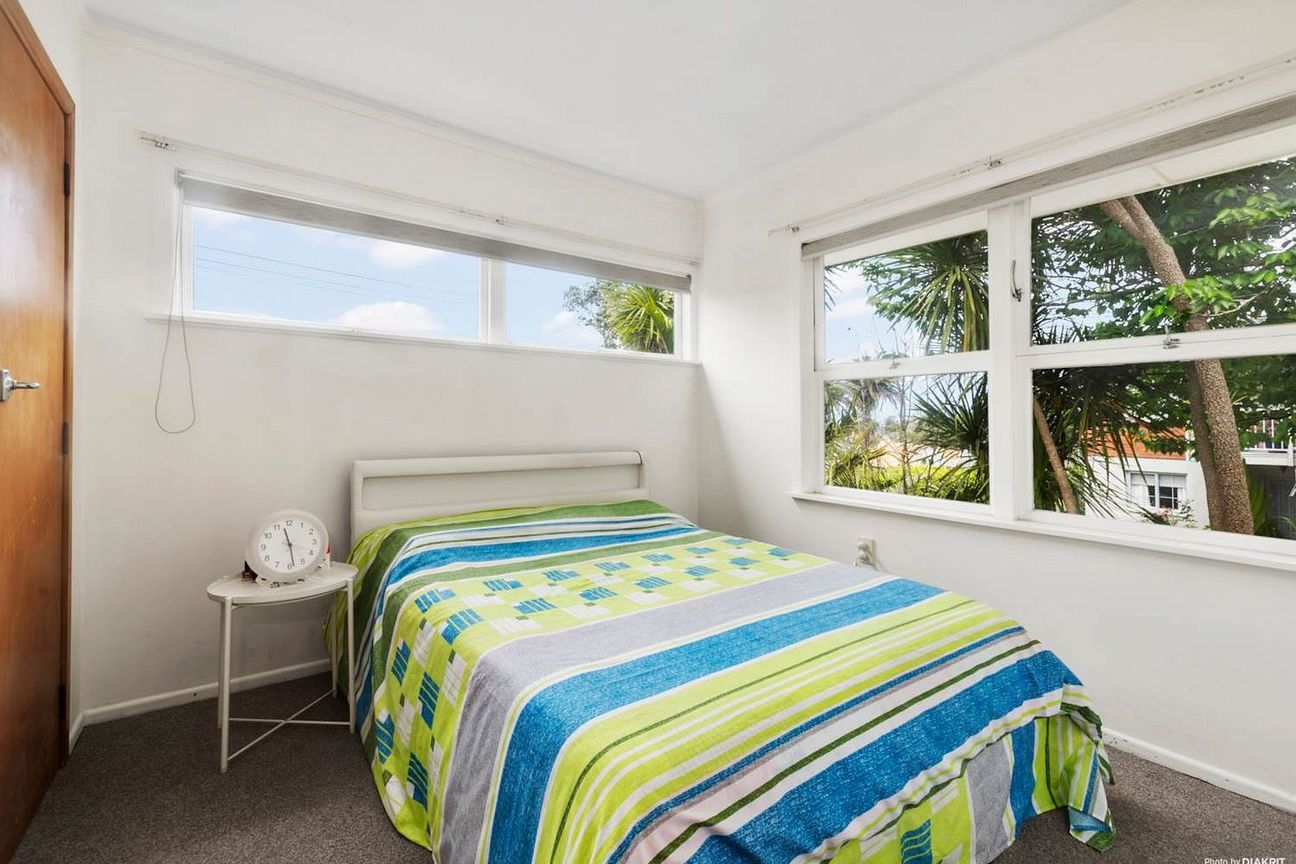 Charming Epsom 2BR Unit w/ Deck & Parking! - Bild 5