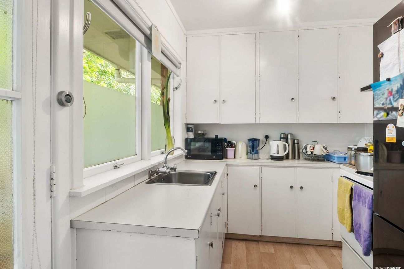 Charming Epsom 2BR Unit w/ Deck & Parking! - Bild 6