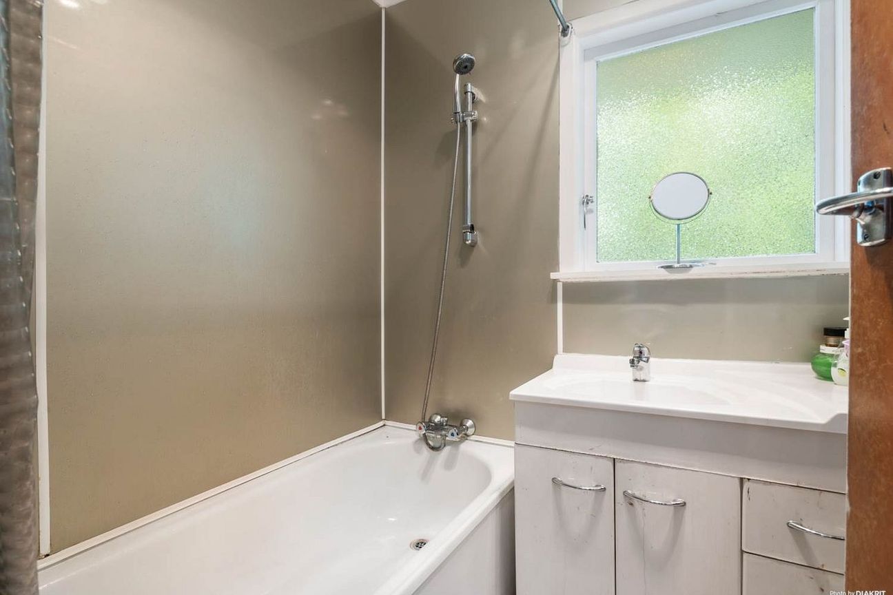 Charming Epsom 2BR Unit w/ Deck & Parking! - Bild 4