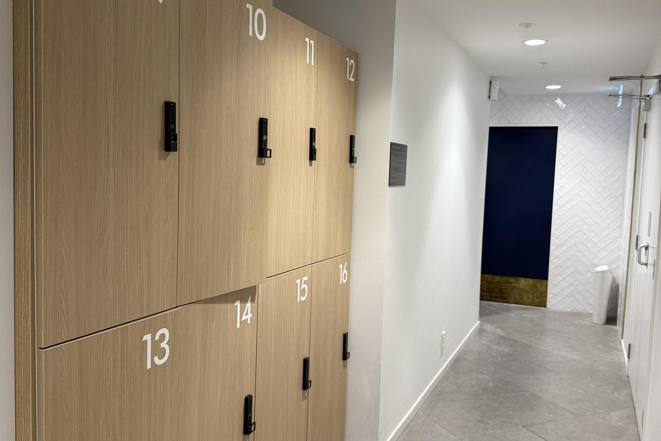 Lease Stunning 16th Floor Office Space - Mai multe