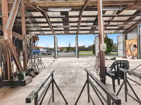 Shed, yard and eyes on SH 1