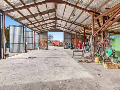 Shed, yard and eyes on SH 1