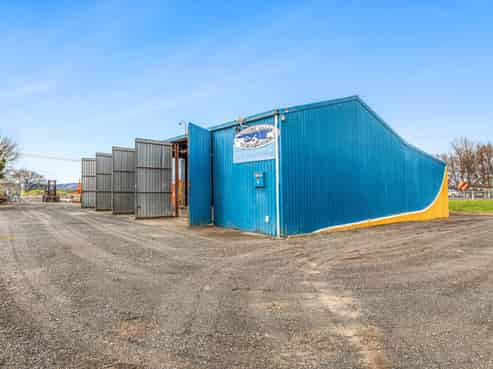 Shed, yard and eyes on SH 1