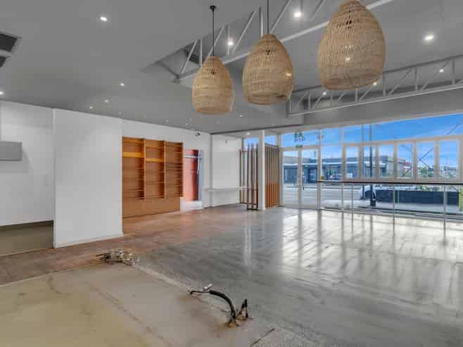 Versatile showroom and warehouse in Central City