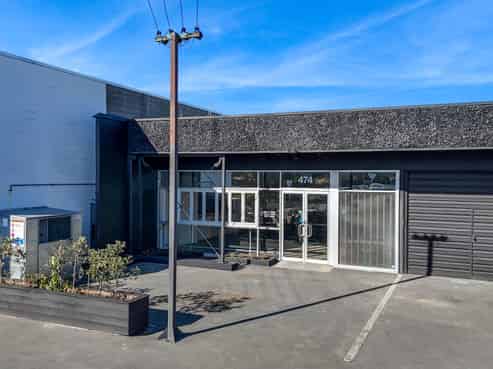 Versatile showroom and warehouse in Central City