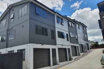 2/243 Mount Albert Road, Sandringham
