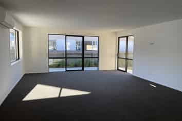 215 Queens Drive, Windsor