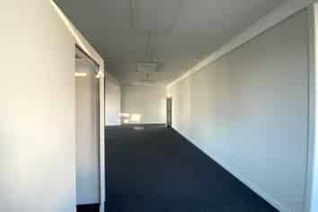 215M² REFURBISHED SHOWROOM/RETAIL
