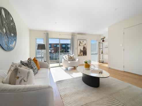 81 Bordeaux Parade, Te Atatu South
