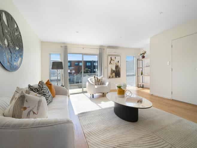81 Bordeaux Parade, Te Atatu South