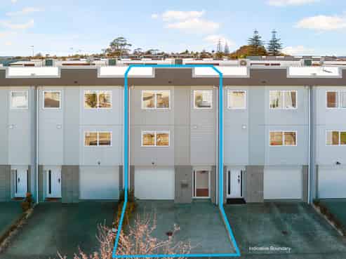 81 Bordeaux Parade, Te Atatu South