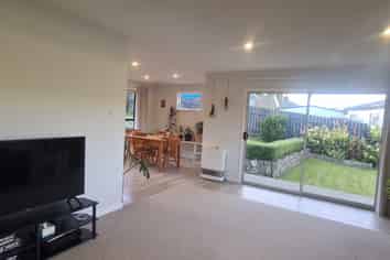 64 St Johns Terrace, Tawa