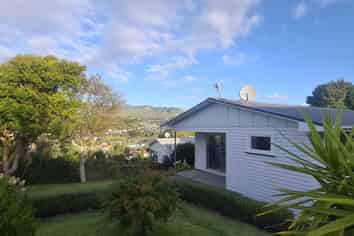 64 St Johns Terrace, Tawa